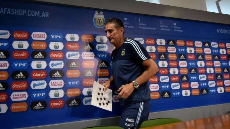 Edgardo Bauza llegó a Ezeiza en el día de su despido