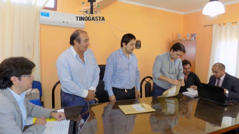 Apertura de sobres para la compra de máquinas viales