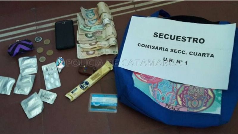 Ladrones abandonan en la calle un bolso robado