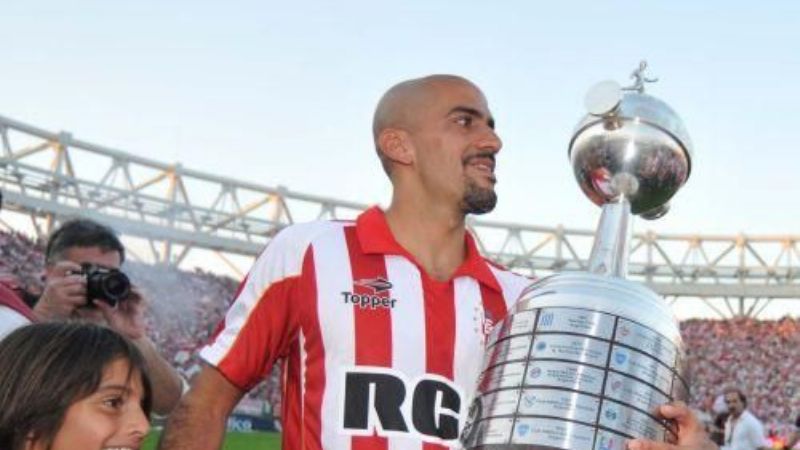 Estudiantes recibe a Barcelona, con la vuelta de Verón