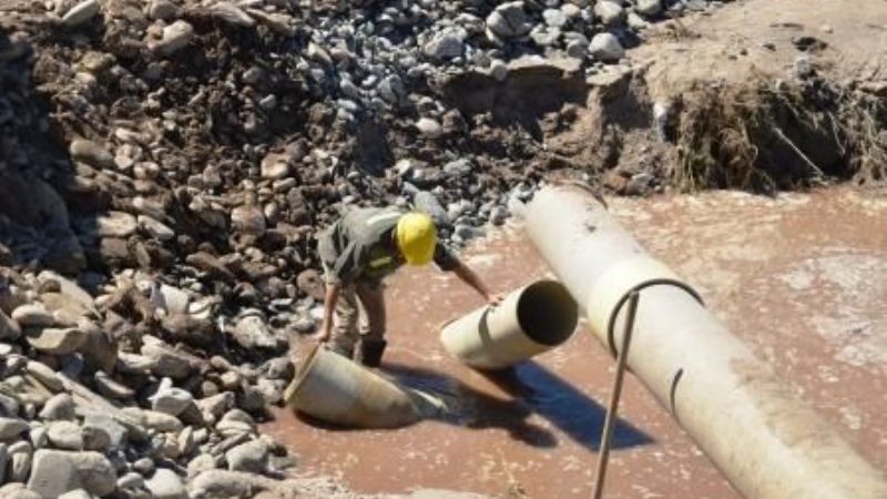 Continúan con los trabajos para restablecer el agua potable