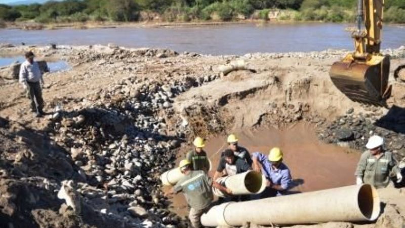 Continúan con los trabajos para restablecer el agua potable