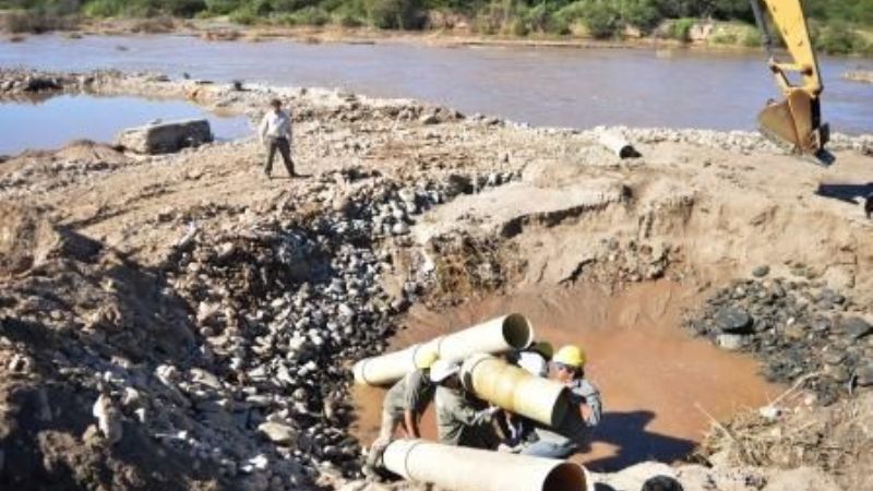 Continúan con los trabajos para restablecer el agua potable