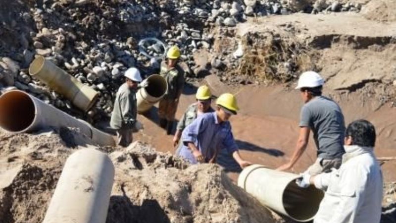 Continúan con los trabajos para restablecer el agua potable