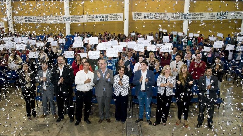 Lucía entregó indumentaria y elementos a cooperativistas