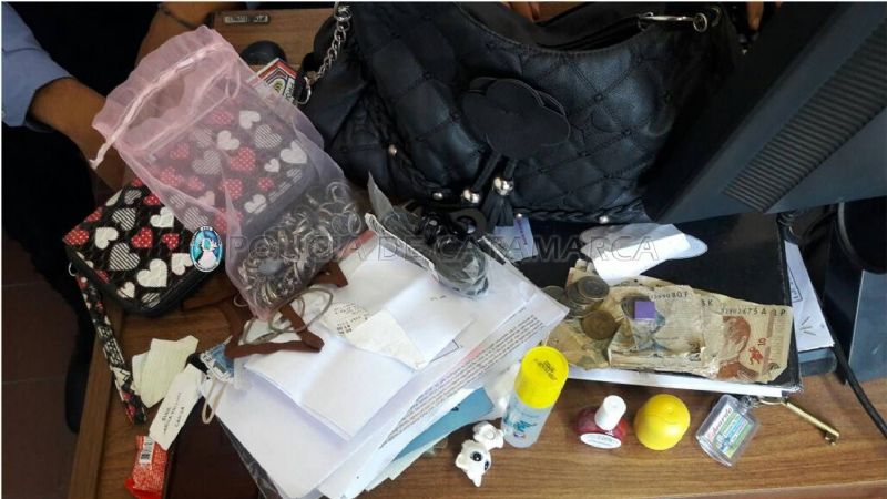 Tres adolescentes atrapados por arrebatar una cartera