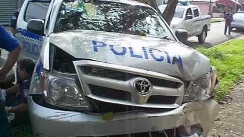 Chocaron auto y movil policial