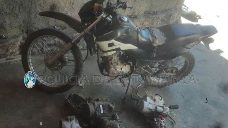 Desbaratan un “desarmadero” y encuentran armas