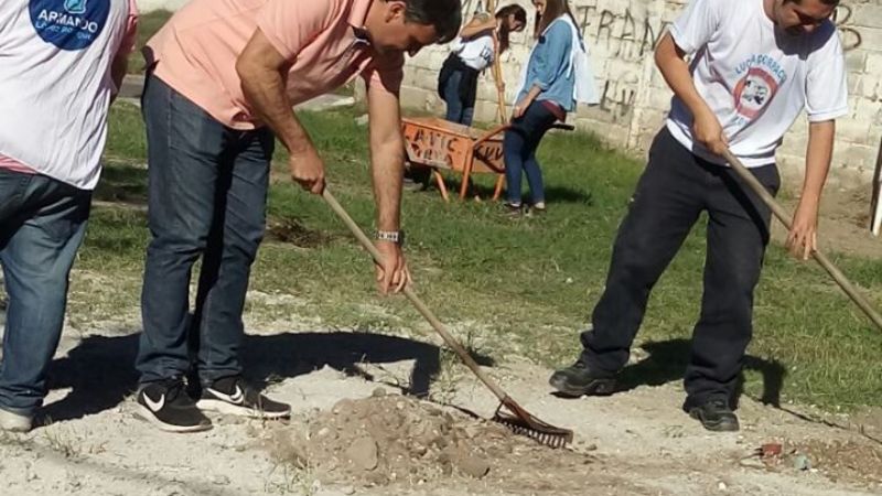 Transforman un baldío en un campo deportivo