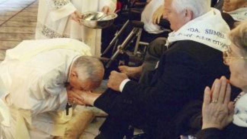 Francisco lavó los pies de 12 presos, incluido un argentino