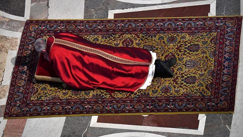 Francisco encabeza el Vía Crucis en el Vaticano
