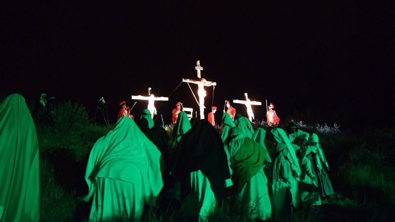 Miles de fieles en los tradicionales viacrucis de FME
