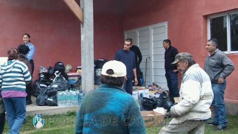 La policía entregó donaciones