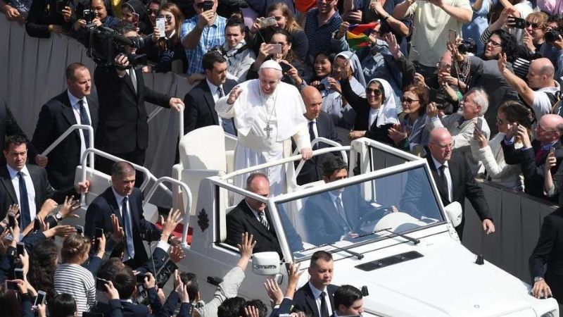 En la misa de Pascua, el Papa pidió "tender puentes de diálogo"