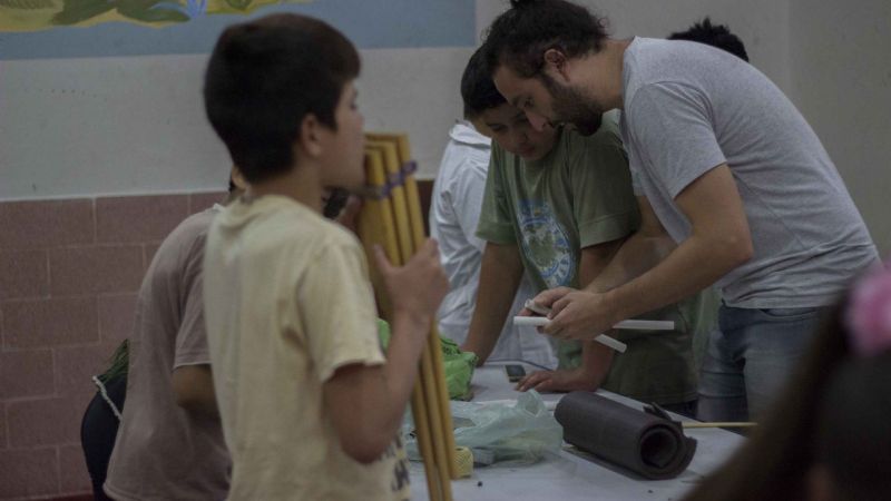 Chicos aprenden a crear e interpretar instrumentos andinos