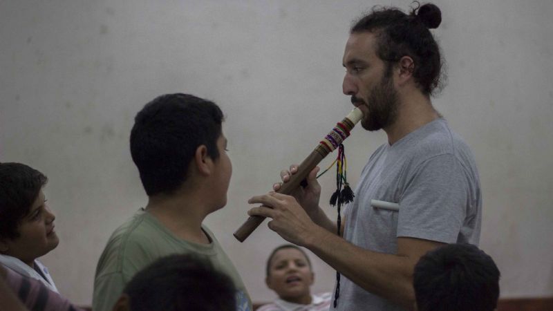 Chicos aprenden a crear e interpretar instrumentos andinos