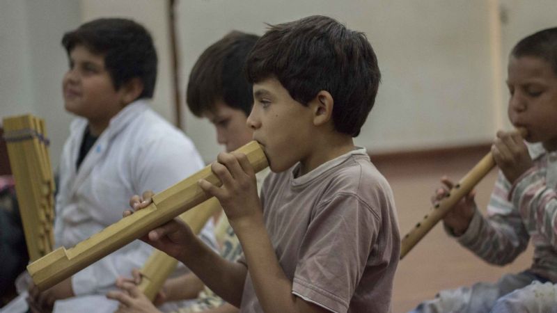 Chicos aprenden a crear e interpretar instrumentos andinos