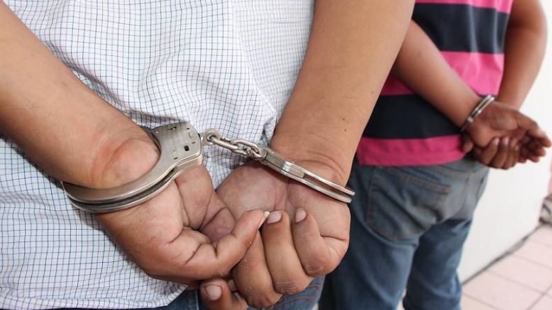 Aprehenden a dos hombres por golpear a un joven