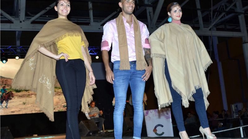 Barbie Vélez desfiló con prendas catamarqueñas