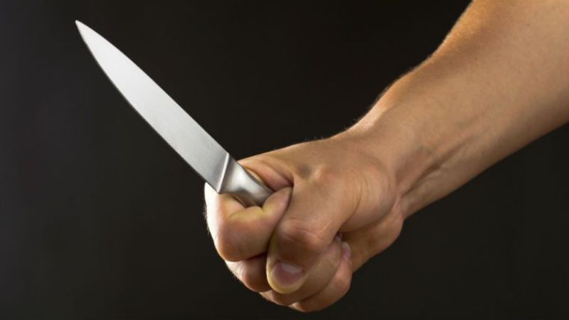 Amenazó a su hija con un cuchillo