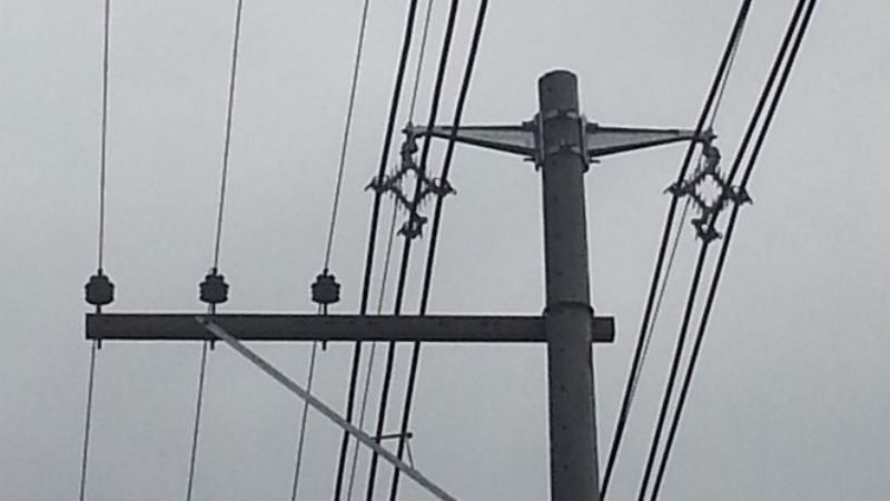 Un camión dañó tendido eléctrico y telefonía en Santa María