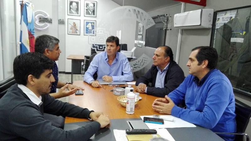 El senador Corpacci con funcionarios de Servicios Públicos