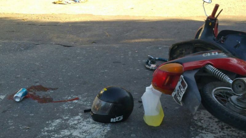 Iba con una lata de cerveza en la mano y chocó con un auto