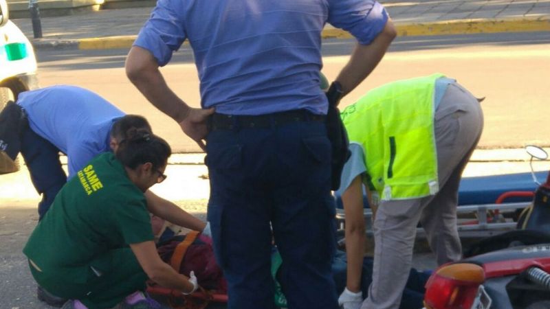 Iba con una lata de cerveza en la mano y chocó con un auto