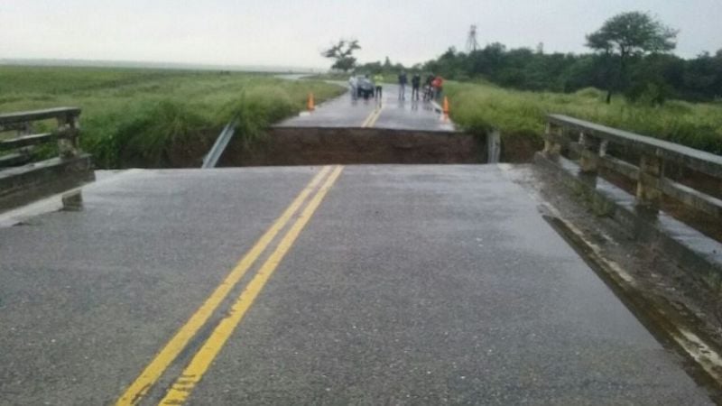 Trabajan para restituir el terraplén sobre el río El Abra