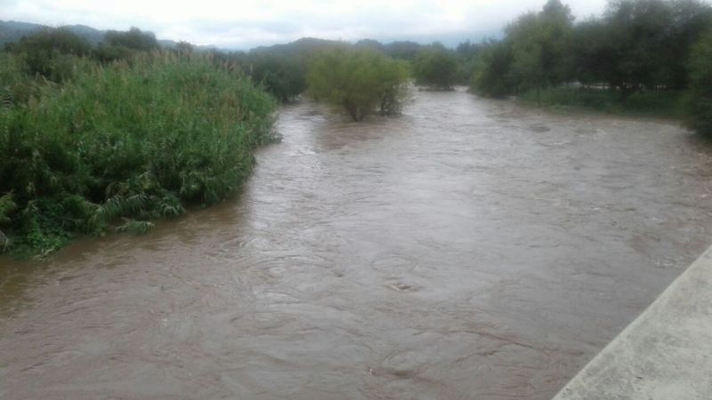 Por los curiosos, debieron desalojar el puente en Polcos