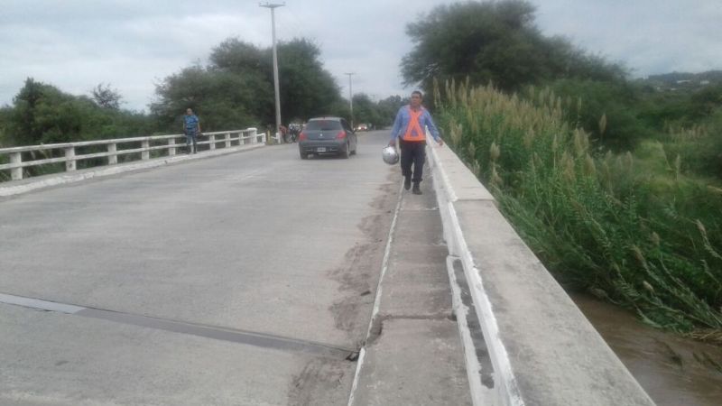 Por los curiosos, debieron desalojar el puente en Polcos