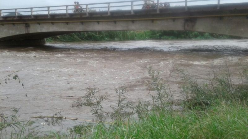 Por los curiosos, debieron desalojar el puente en Polcos