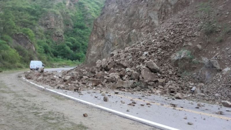 Advierten por retiro de material de derrumbe en El Totoral
