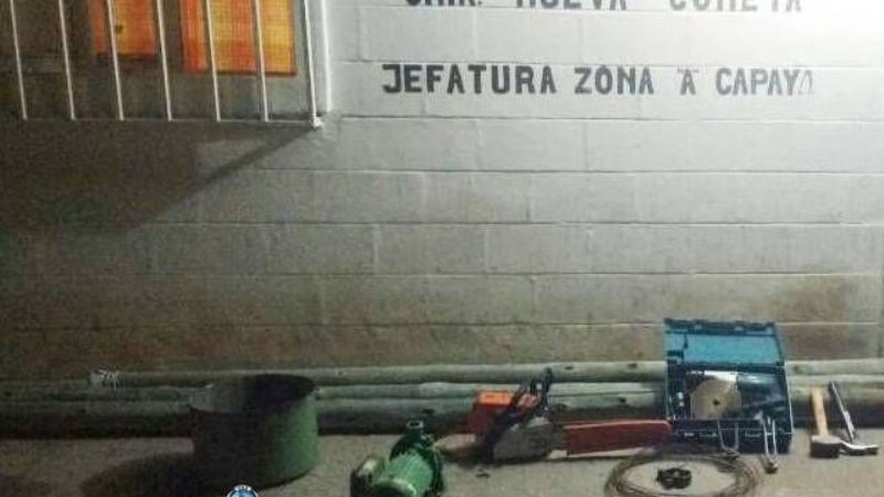 Tres aprehendidos por el robo de postes y alambres en Capayán
