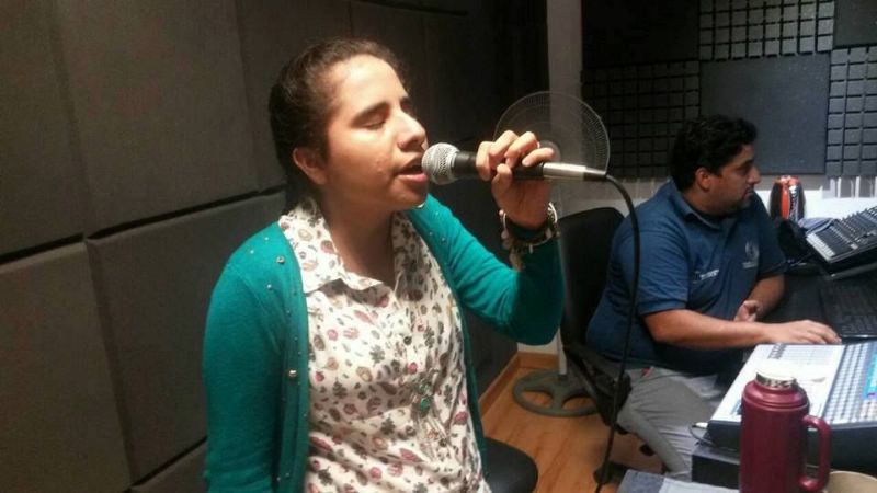 Evelin comenzó a grabar su primer material discográfico