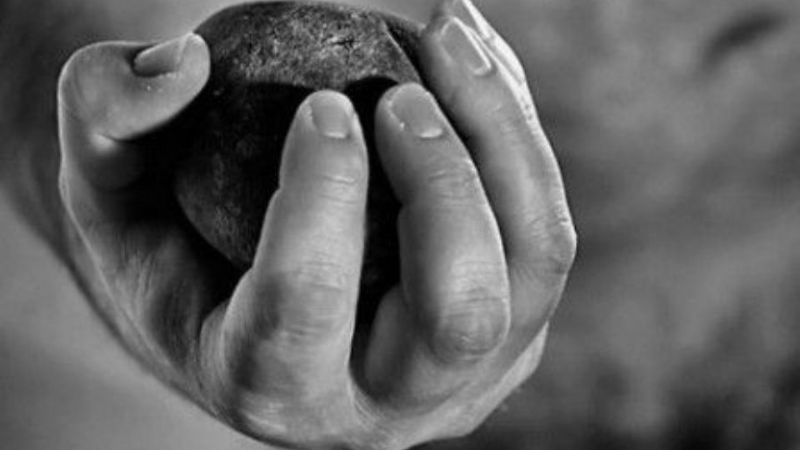 Policía herido tras recibir un certero golpe