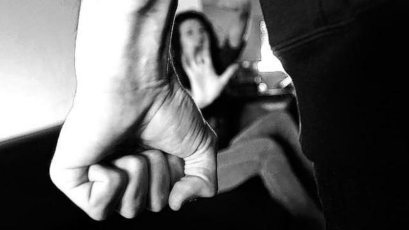 Intentó golpear a su ex pareja