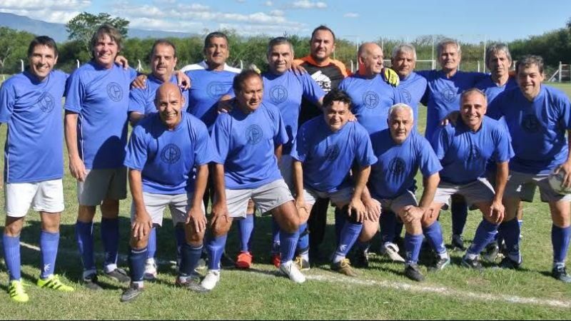 Agrimensores no aflojan en la cima de la Sénior