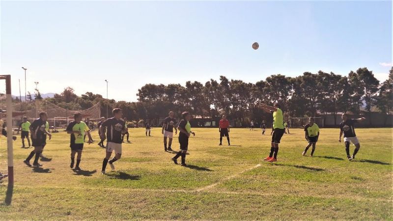 Agrimensores no aflojan en la cima de la Sénior