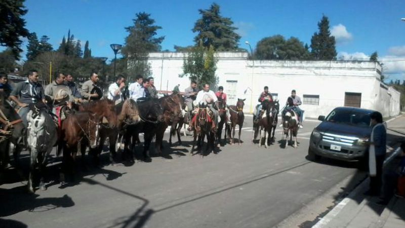 Gauchos de El Alto rinden honor a la Virgen