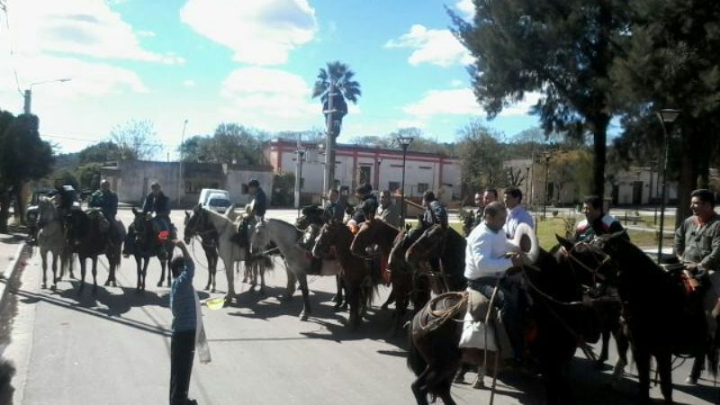 Gauchos de El Alto rinden honor a la Virgen