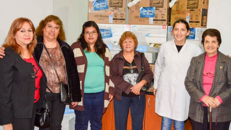 Senadores entregaron kits informáticos a cuatro escuelas