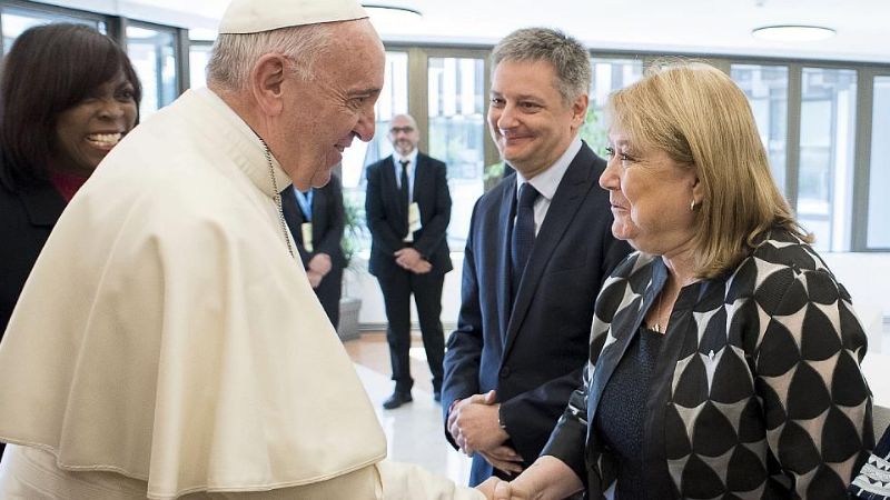 Francisco no recibirá a más políticos argentinos