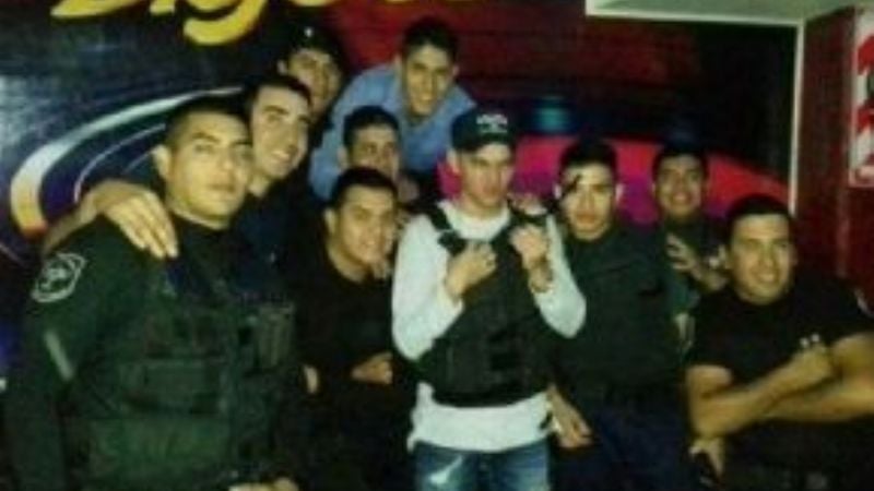 Sancionan a policías que se fotografiaron con Brian Lanzelotta
