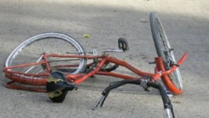 Sexagenario herido tras ser embestido por un colectivo