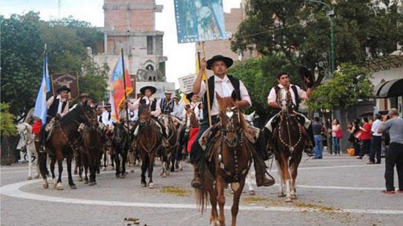 Cabalgata de las agrupaciones gauchas