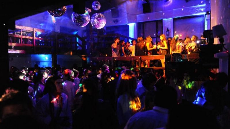 Joven golpeó a su novia en un boliche y la dejó con convulsiones