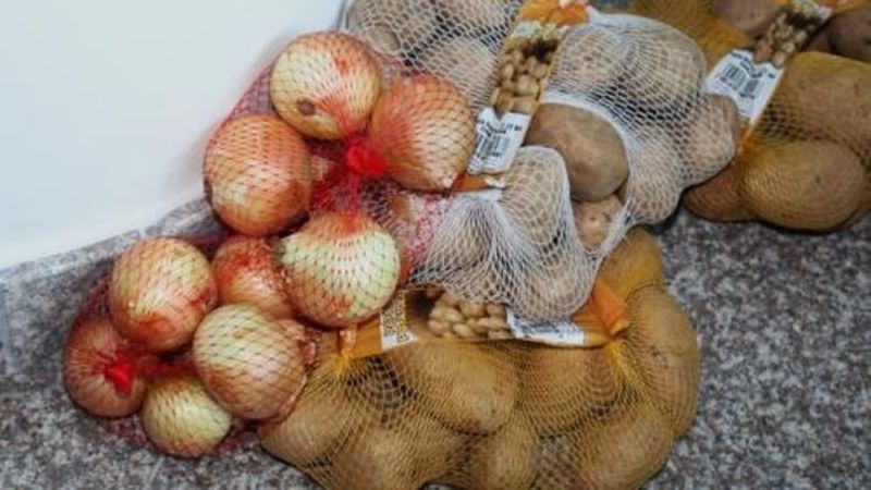 Atrapan a un joven por robar bolsas de papas y cebollas