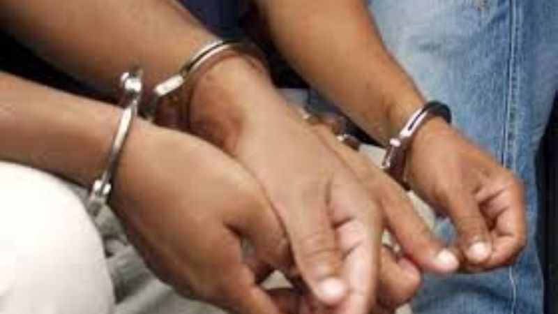Se negaron a identificarse y fueron arrestados