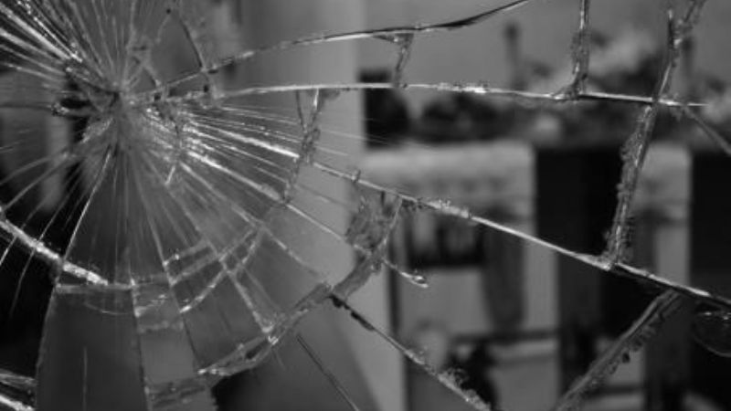 Mujer aprehendida tras romper el vidrio de un estudio jurídico